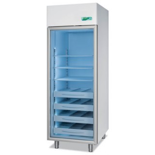 ثلاجة طبية